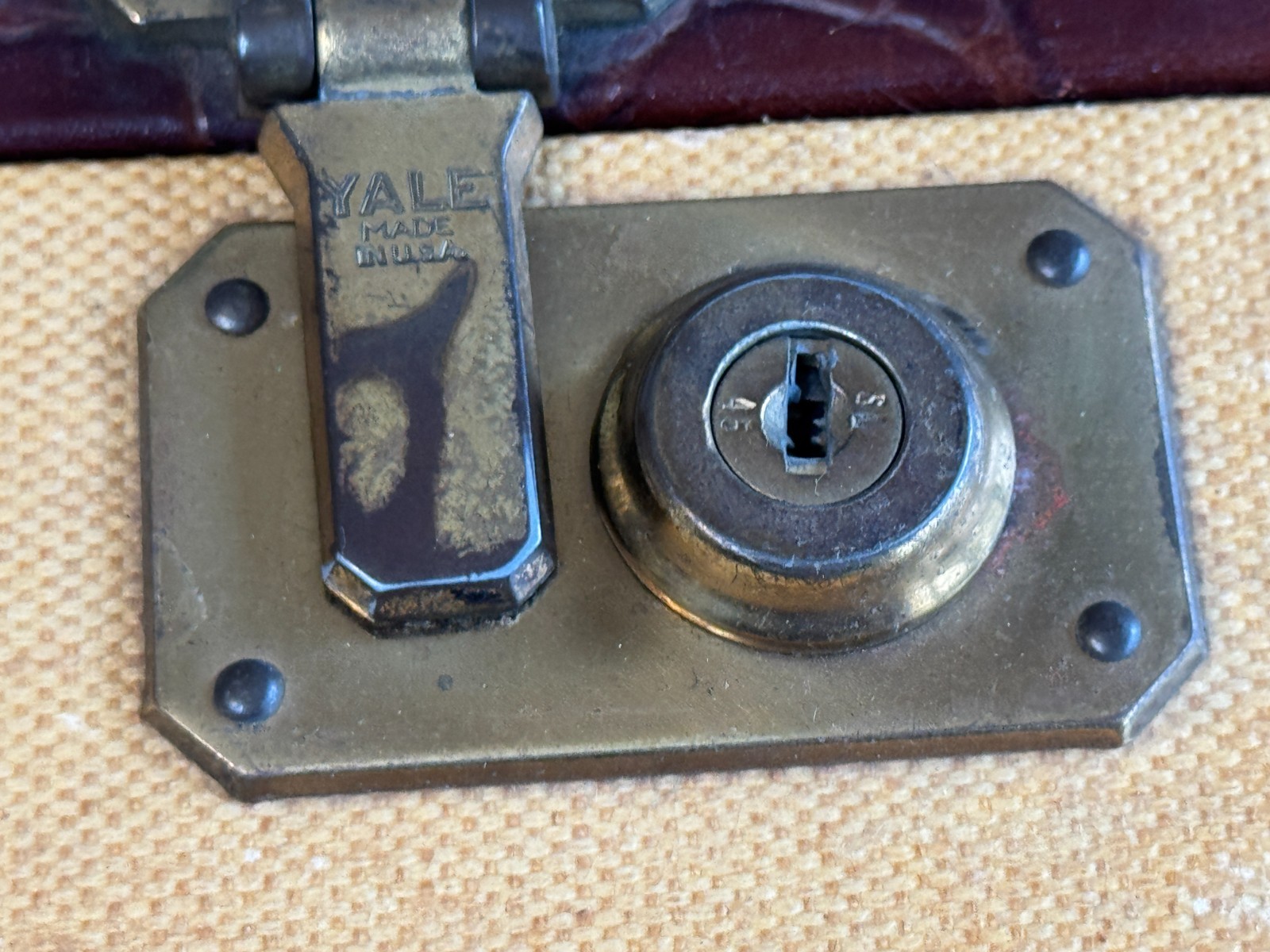 AMELIA EARHART LUGGAGE SUITCASE WITH KEYS FOR LOCKS – 24×14.5″ -TRAVEL -AIRPLANE