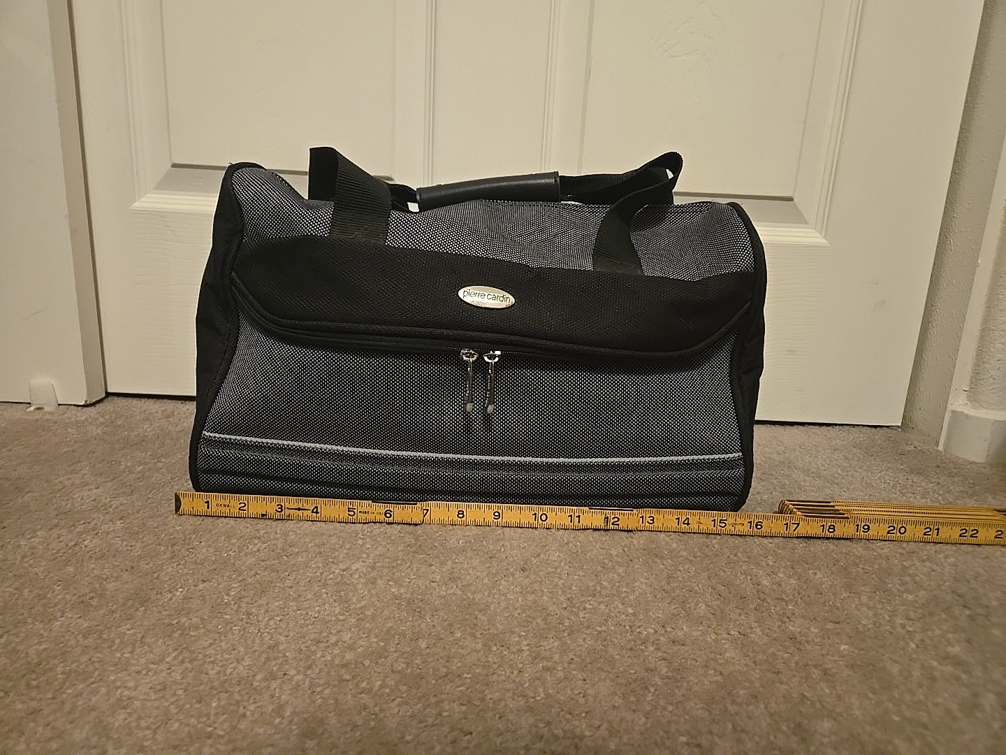 Pierre Cardin 16″ Travel Bag. Pre-owned, Very Good Condition