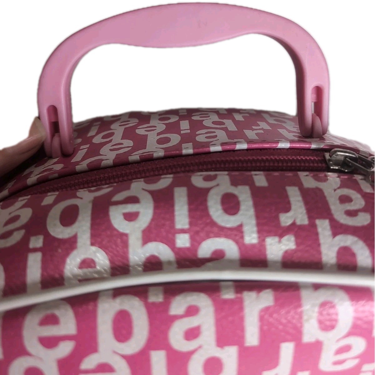 ’03 Barbie CarryingCase W/Handle All-Over Print Round Zipper Pink&White 12x10x5”