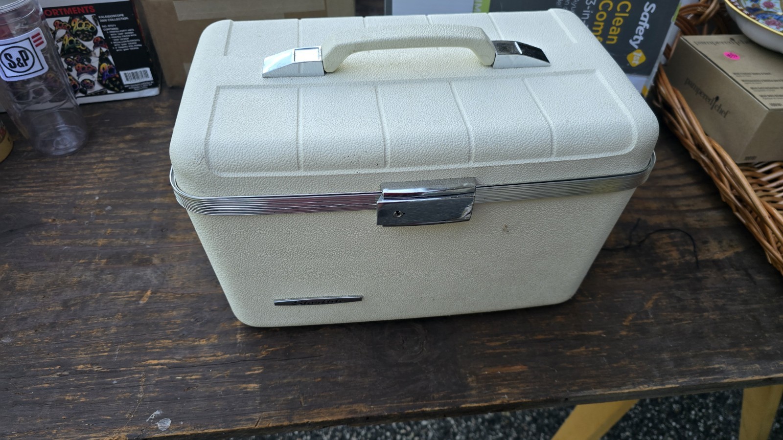 Vintage Starflite Hard Case Locking Cream Colored Luggage (Without Keys)