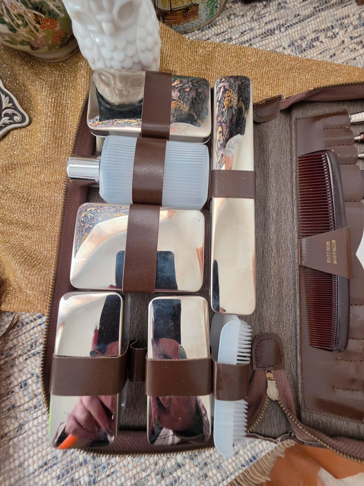 A vintage zippered leather gentlemen’s toiletry case