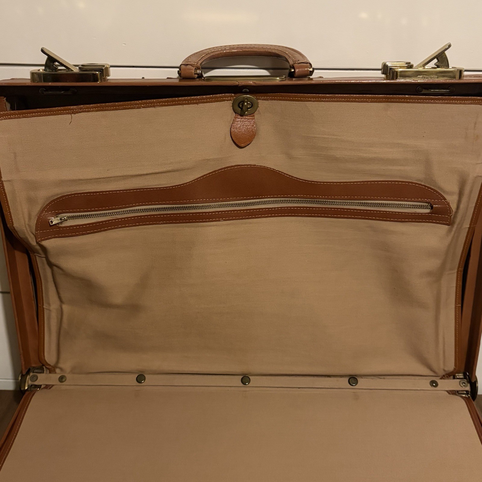 Leather Garment Bag Suit Carrier 22 Tan Brass Lock Travel Case Vintage