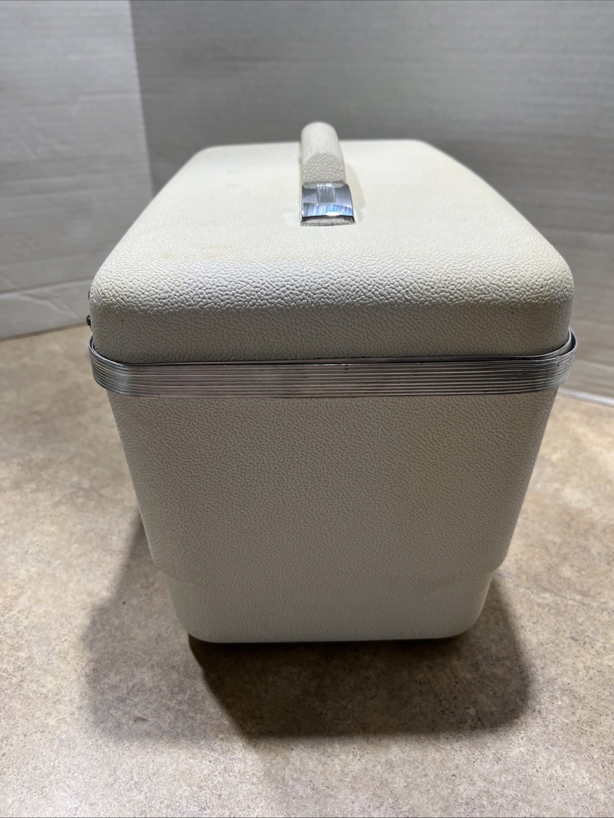 Vintage Sears Forecast luggage Train Makeup Case White No Key Some Yellowing.