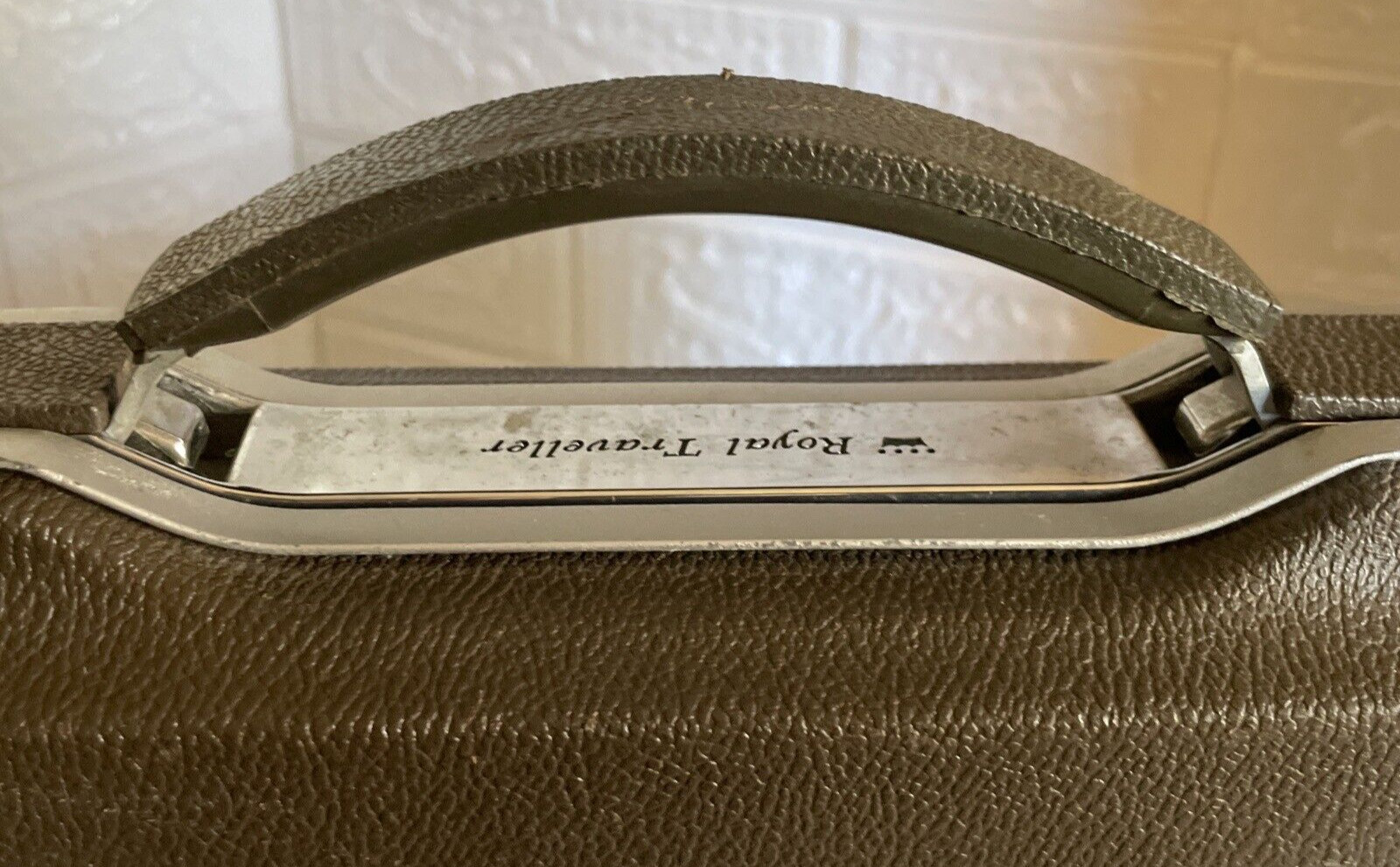 Royal Traveller Hard Shell Brown Slim Briefcase 18″ x 12 1/2″ x 3 1/4″ Vintage