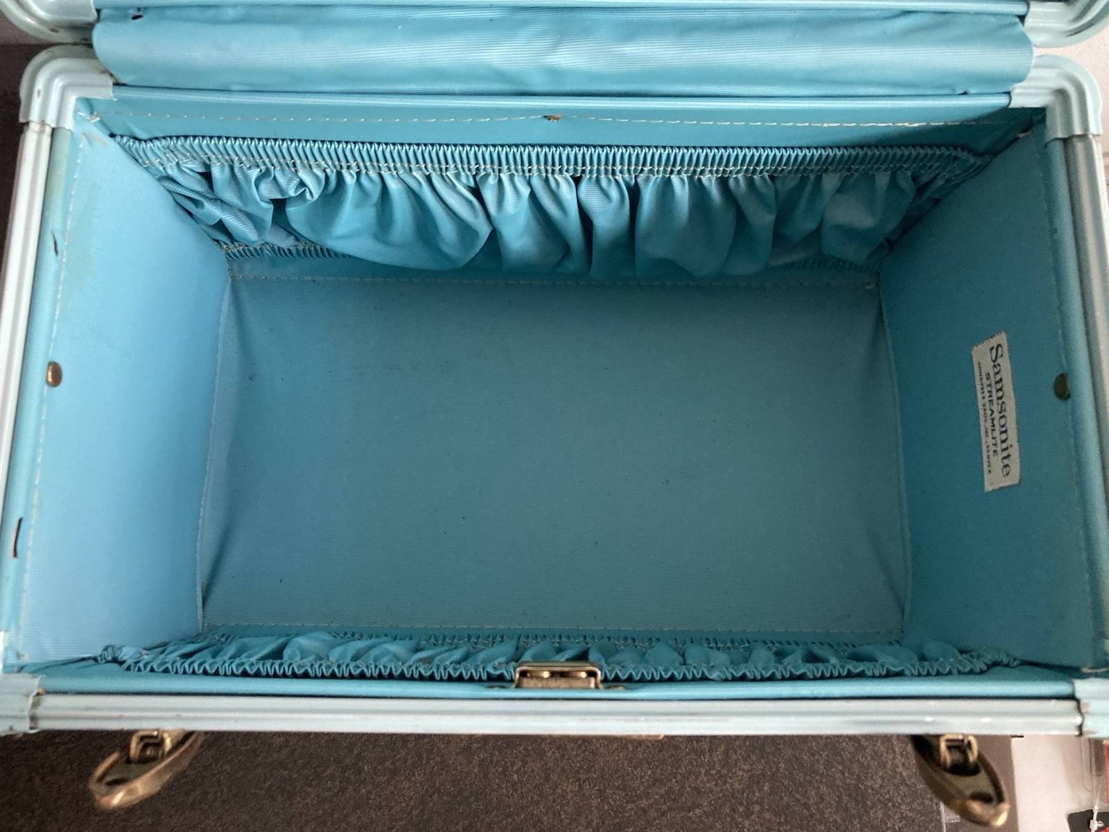 HAWAIIAN BLUE SAMSONITE STREAMLITE TRAIN BEAUTY CASE TRAVEL MAKE UP WITH KEY VTG