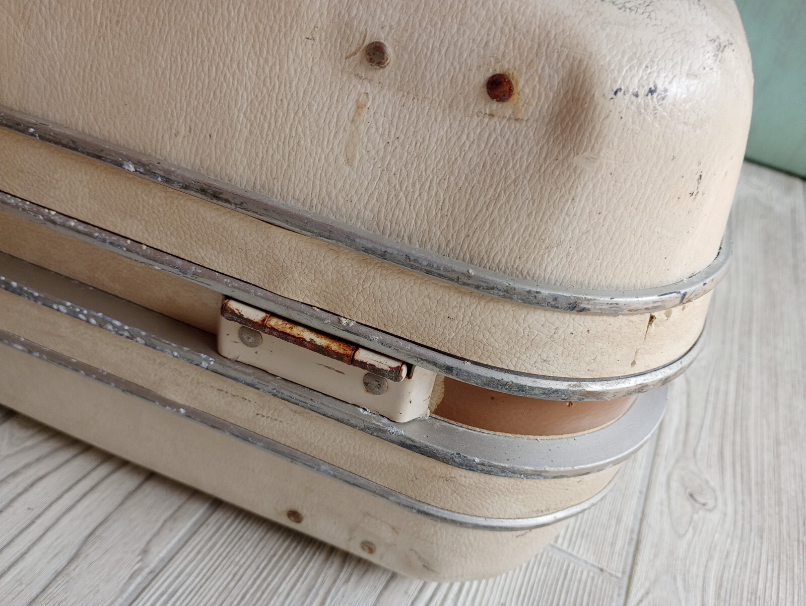 Vintage Samsonite Silhouette Large Square Wardrobe Suitcase W/ Hangers Ivory