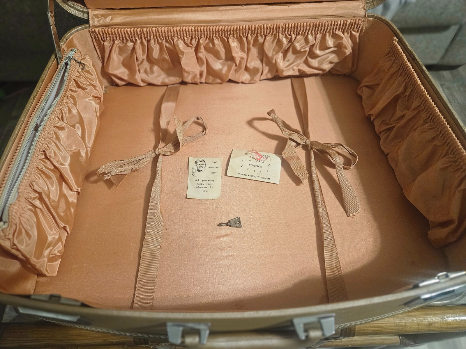 vintage miss america suitcase, 4 hangers, the original inspection card and key