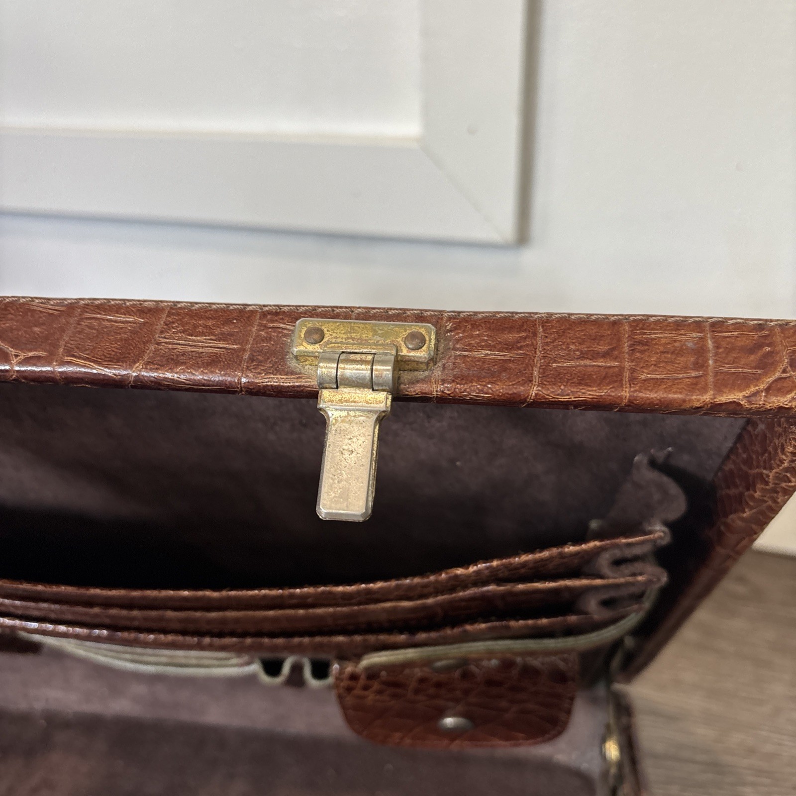 Vintage Antique Alligator Leather Suitcase Unique Steampunk Timeless 17”x11”x3”