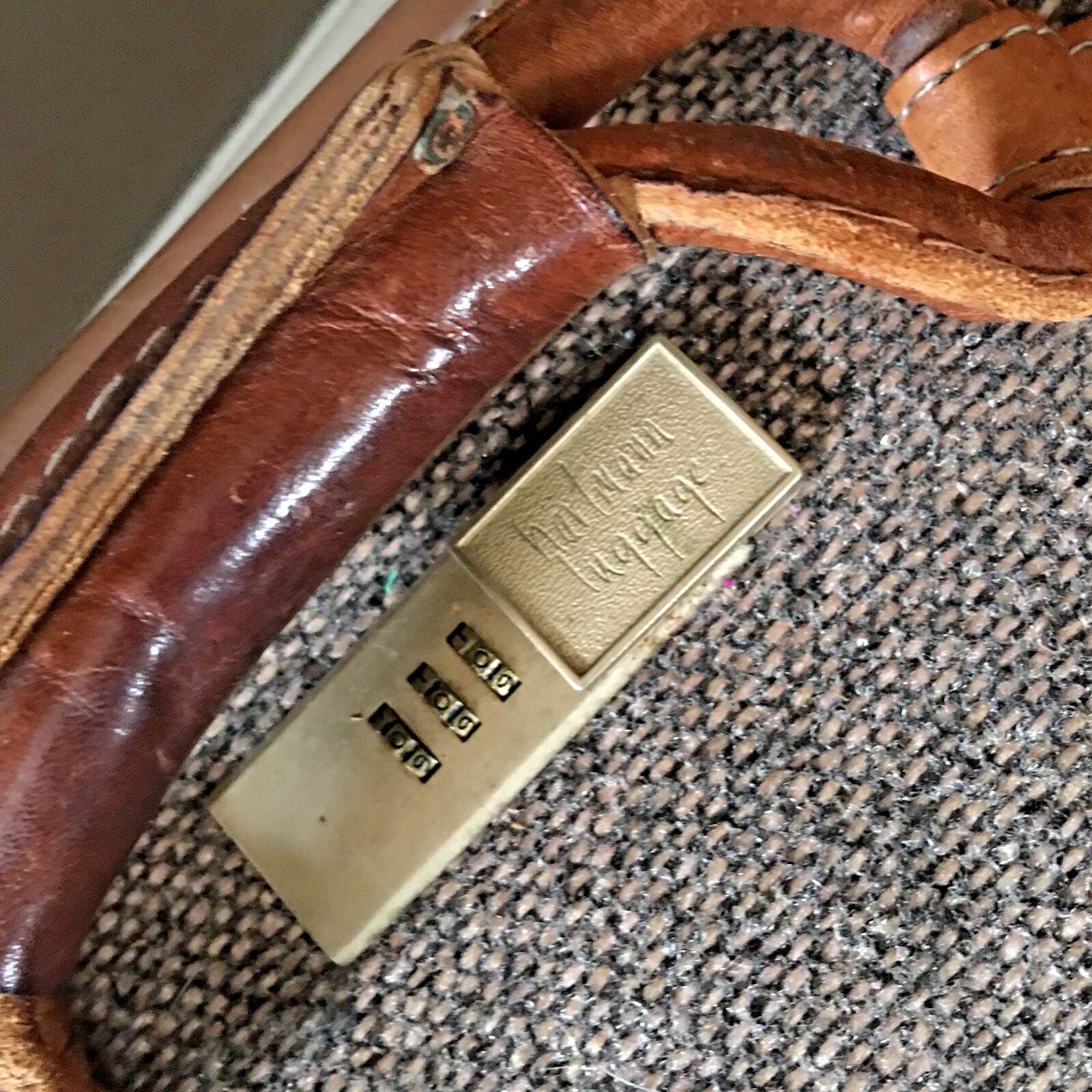 Vintage Hartmann Tweed Luggage Suitcase Brown Leather Handle Toile Lining 21″L
