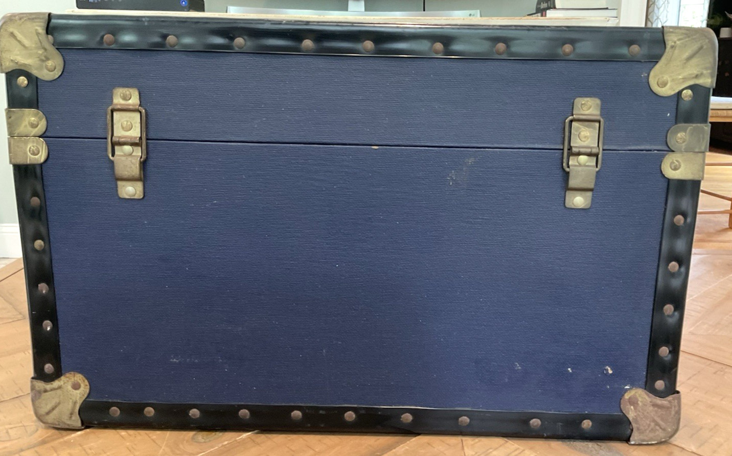 Vintage c. 1960 Leigh Luggage LTD England Blue Trunk Style Luggage 20″x14″x12″