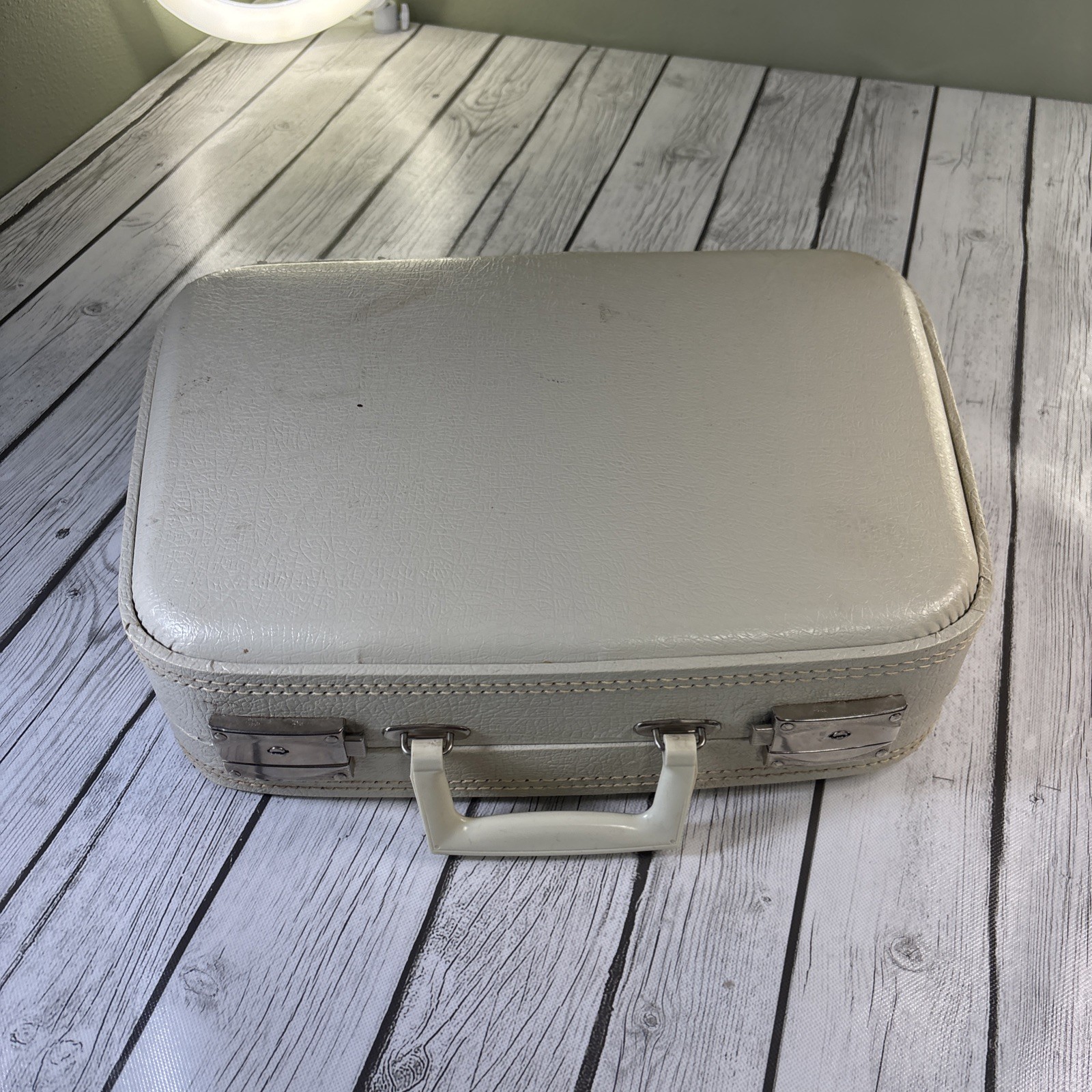 Vintage White Hardshell Vanity/Train Case Blue Quilted Interior Lining w/Mirror.