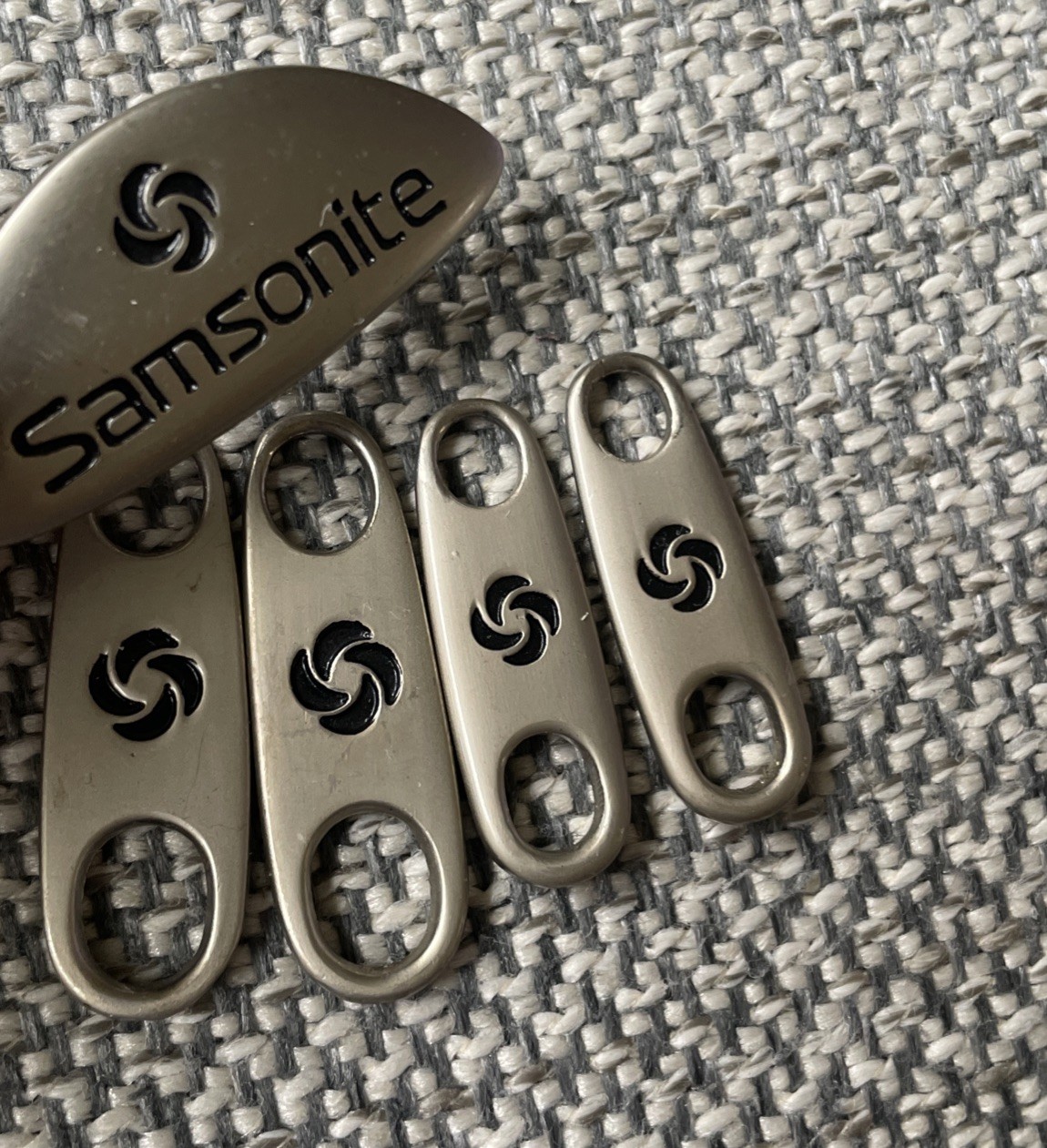 Samsonite Zipper Pulls(4) and Logo Plate For Luggage and Backpack