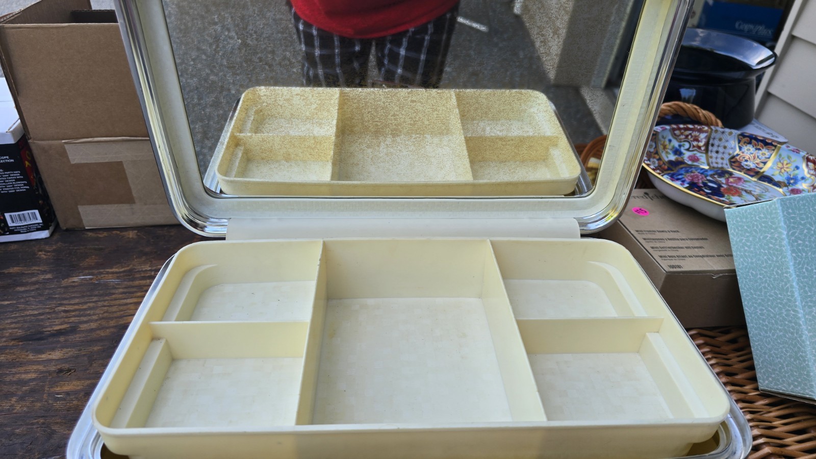 Vintage Starflite Hard Case Locking Cream Colored Luggage (Without Keys)