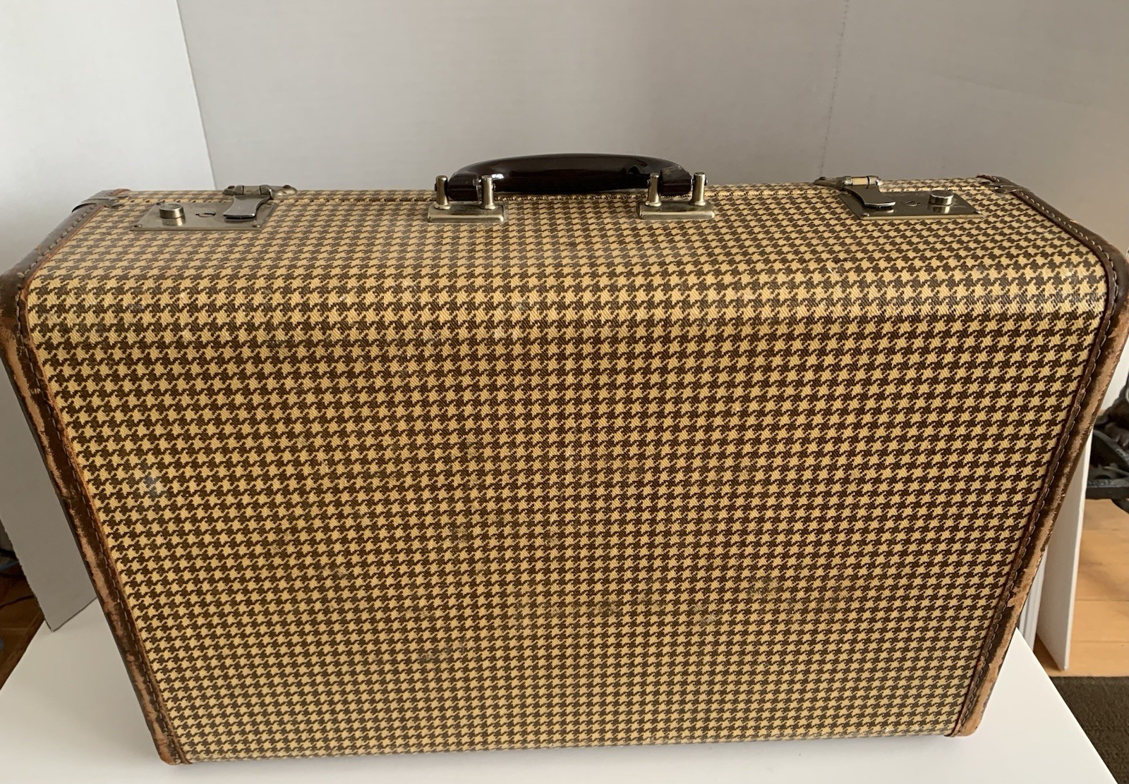 Vintage Hard Side Hounds Tooth Suit Case Purple Lining 21”x13x6