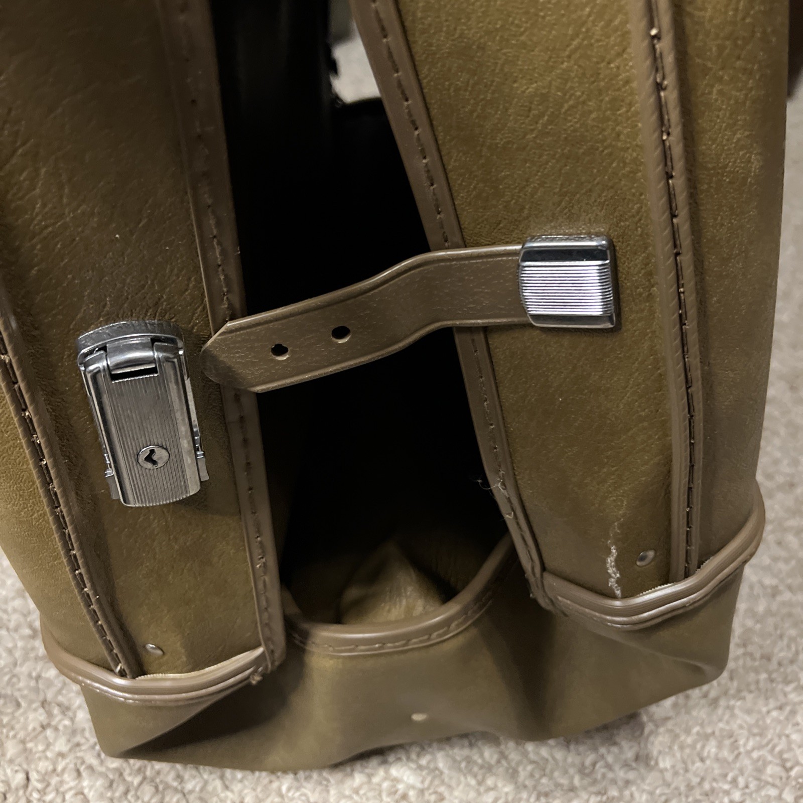1970’s Vintage American Tourister Escort Tan Style 6044 Men’s Garment Carrier