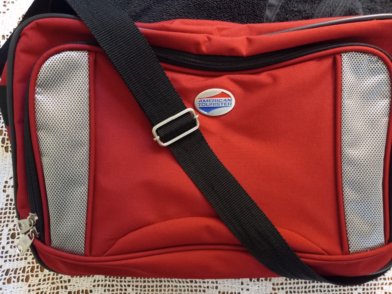 American Tourister Shoulder Tote Travel Duffle Bag Red Adjustable Strap Vintage
