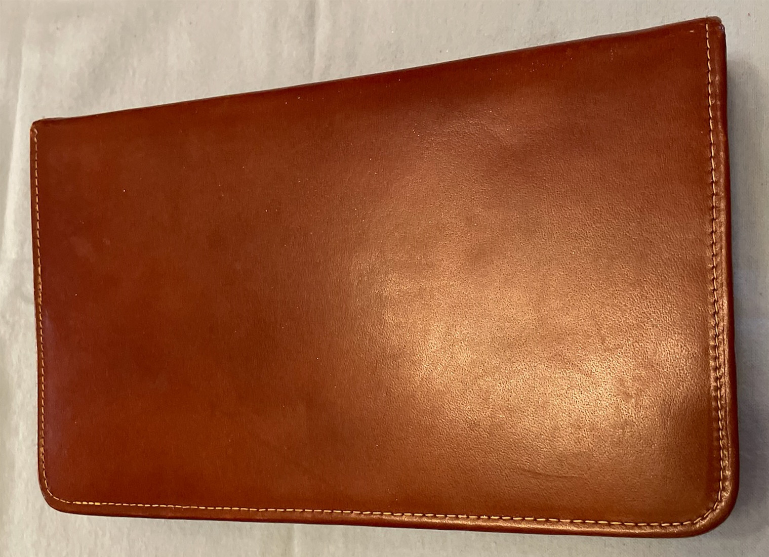 A vintage zippered leather gentlemen’s toiletry case 9″ x 6″ size w/accessorys
