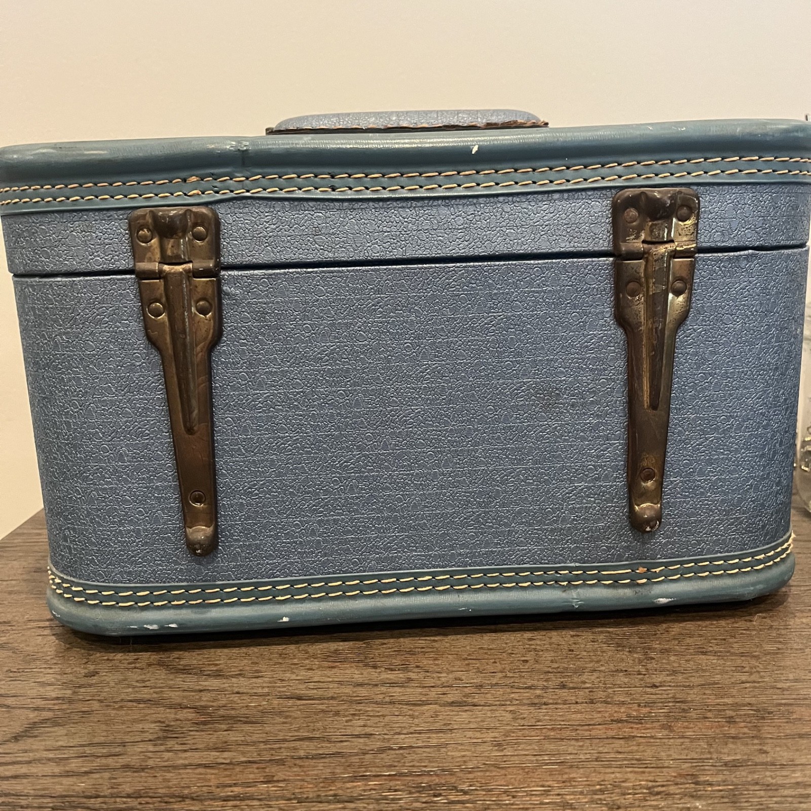 Rare First Lady 1960’s Blue Train Case Pebbled, Pink Interior Riveted No Key