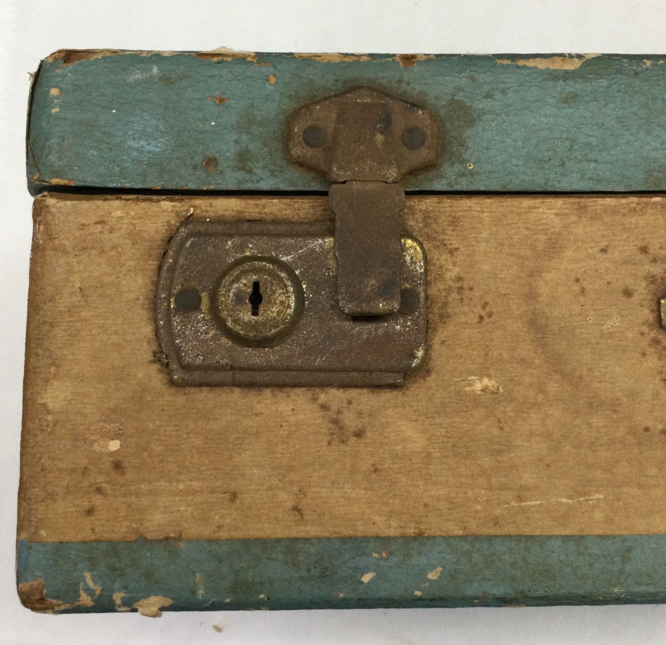 Vintage Veevel Vacation Suitcase, 18” X 11” X 5.5”, Preowned.