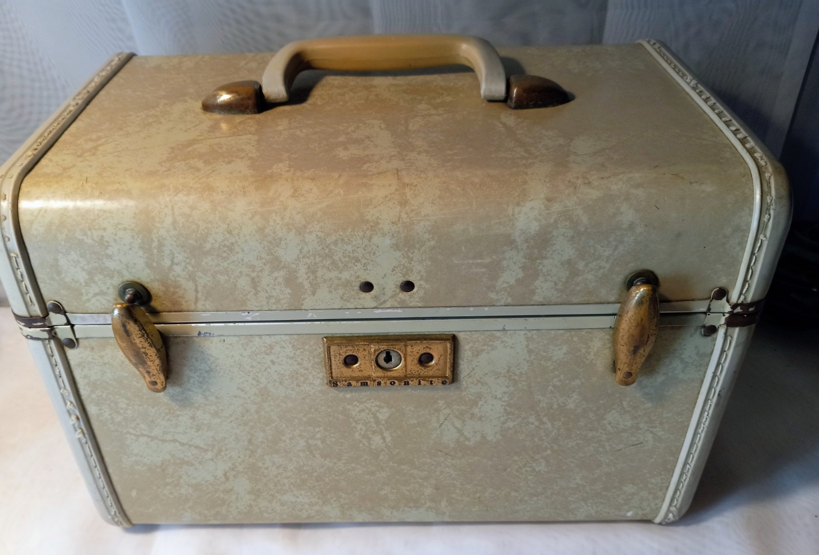 Vintage 1950’s Samsonite Travel Train Carry-On Makeup Case Marbled Cream #S
