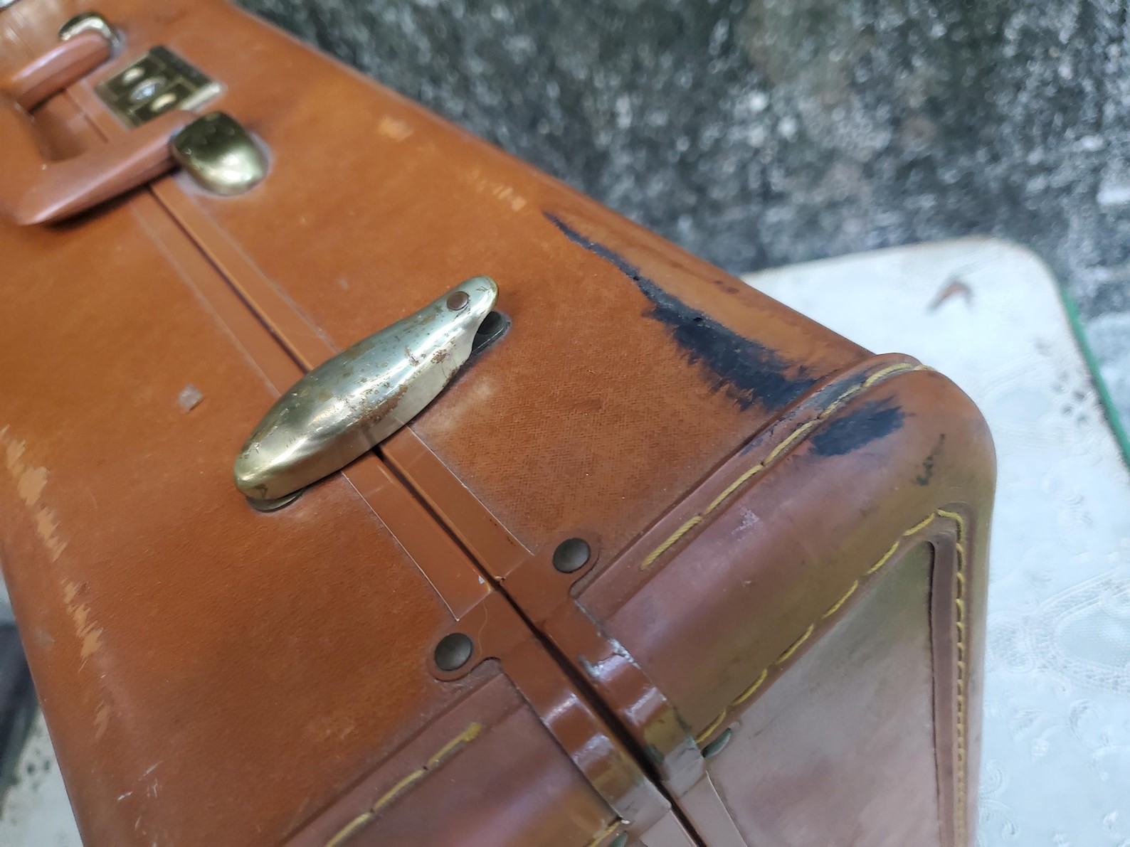 Vintage Brown Samsonite 21 Inch Suitcase Caramel Color Fabric Lining