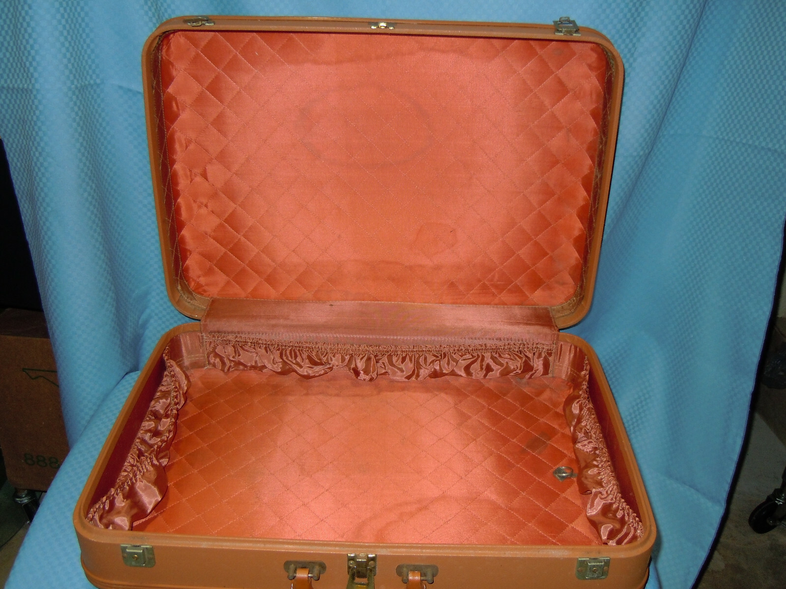AMERICAN VOYAGER VINTAGE BEIGE HARDSIDE SUITCASE