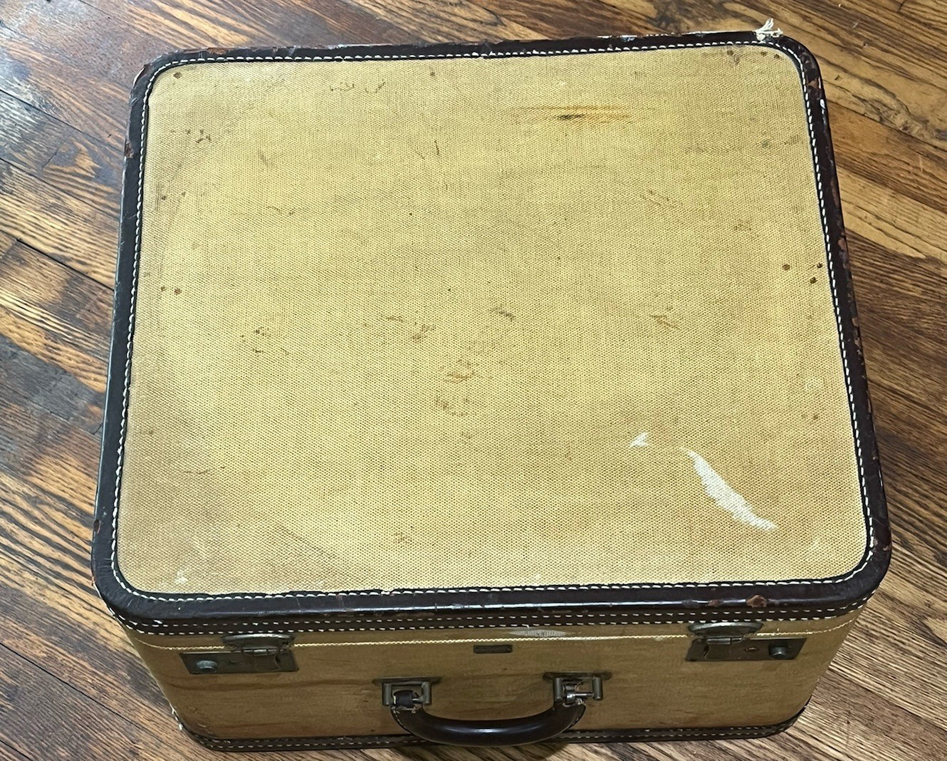 Vintage Mid Century Balkan hard Suitcase 18”x15”x11” Aero Light Luggage