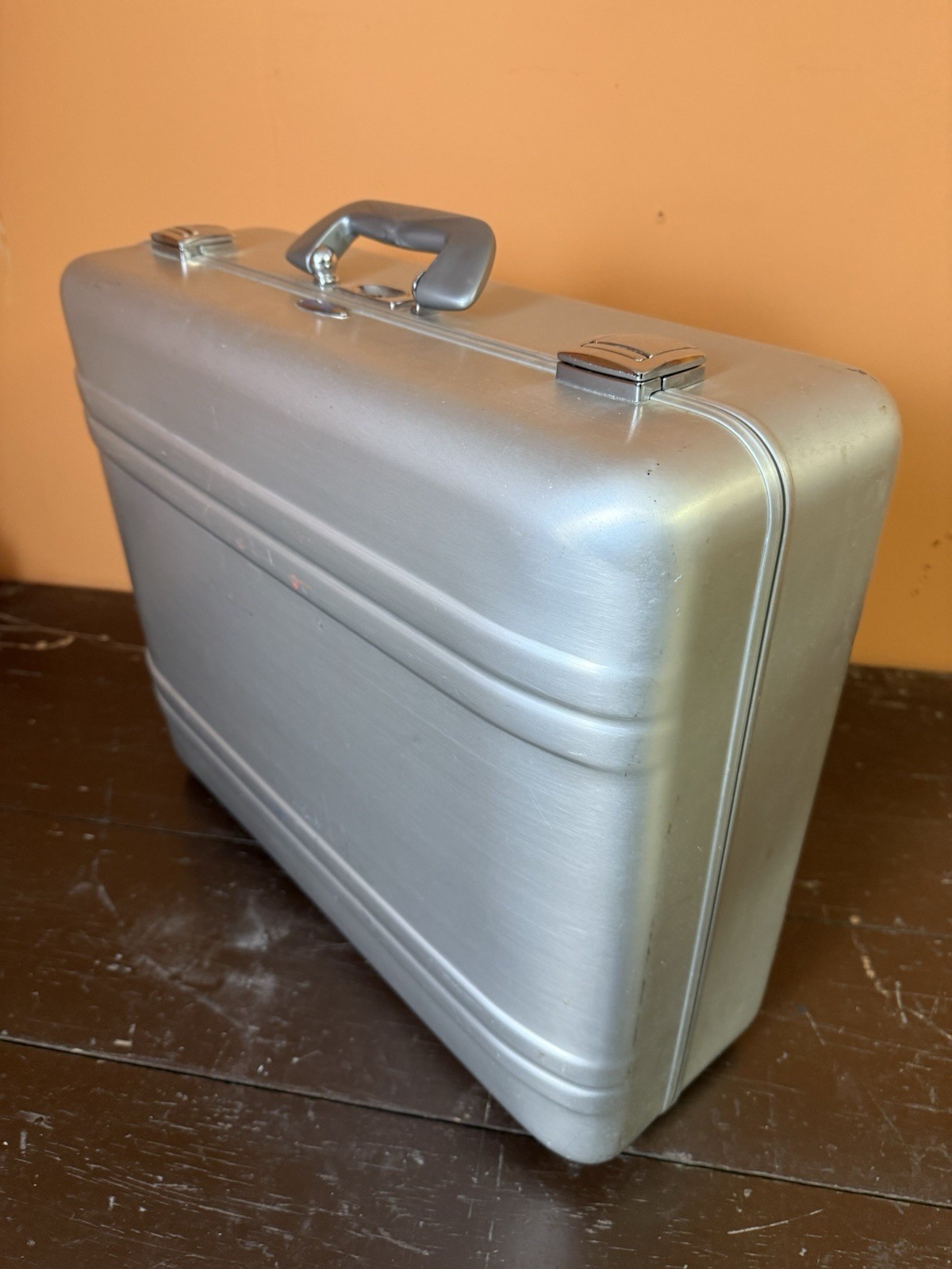 Vintage Zero Halliburton Aluminum Suite Case Case Silver 1970s Office Modernism