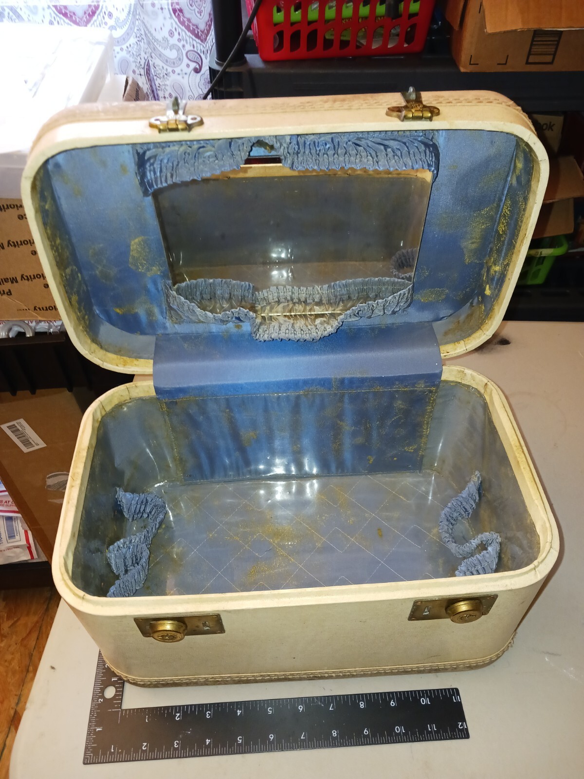 Vintage Train Case, Off-white, Latched, Used, Carry On, Luggage