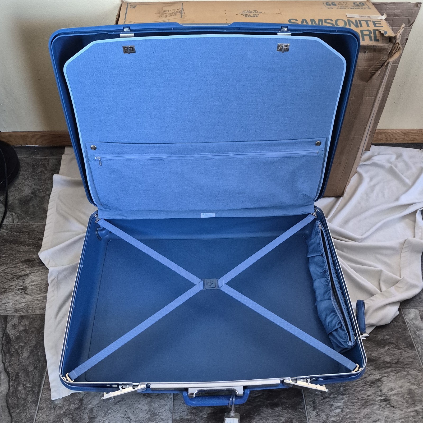 Samsonite Concord Vintage Hard Shell Suitcase 30” x 23” x 9” Blue + Wheels