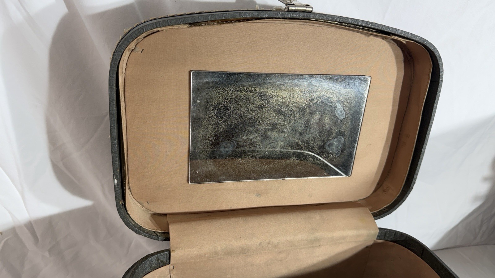 Vintage 1950s Hard Shell 3-Piece Luggage Set Vanity Case Mirror Green Beige