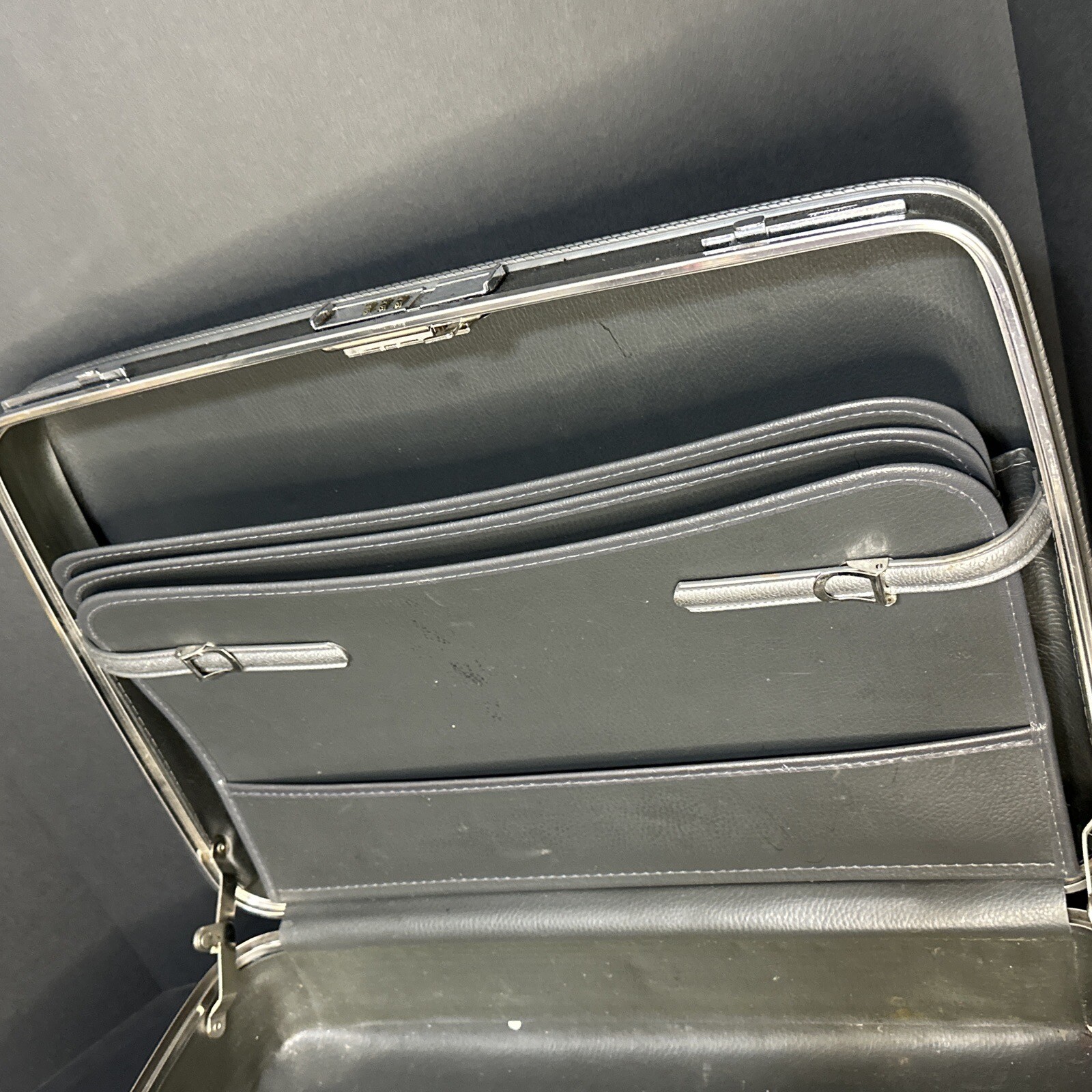 Vintage American Escort Gray Luggage Hardcase Suitcase 1960’s Excellent 19”