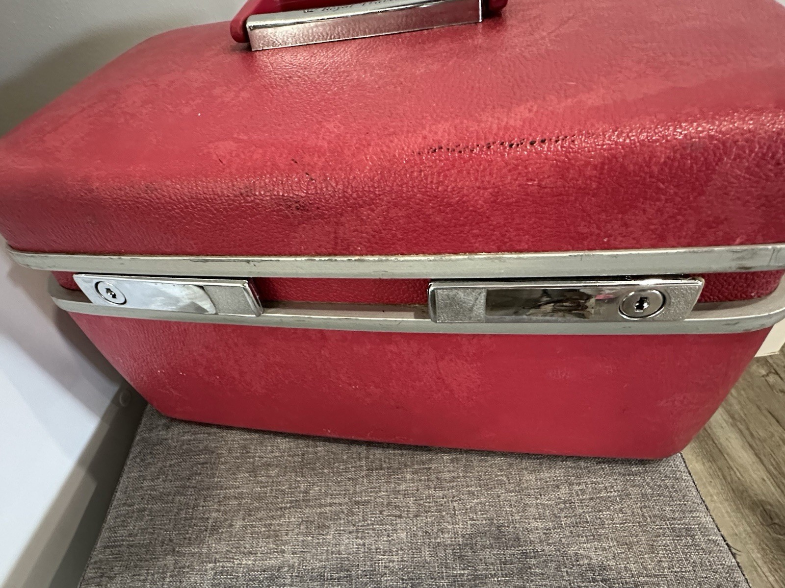 Vintage SAMSONITE Royal Traveler Medalist Red