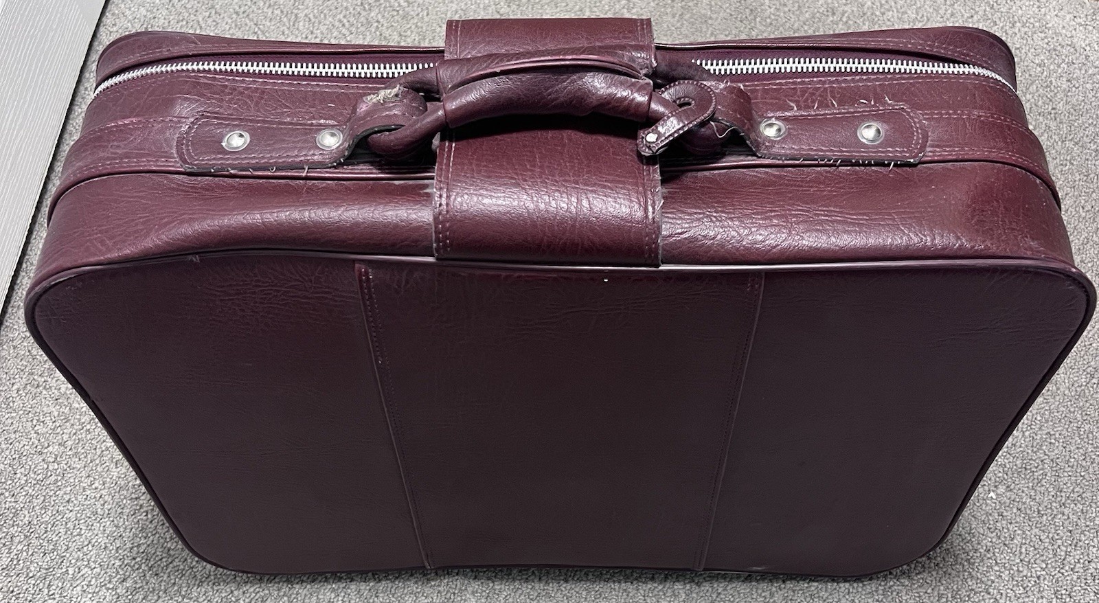 Vintage 1970s SUITCASE DURABLE Vinyl/Naugahyde w/Buckle BURGUNDY Korea 22x16x8″