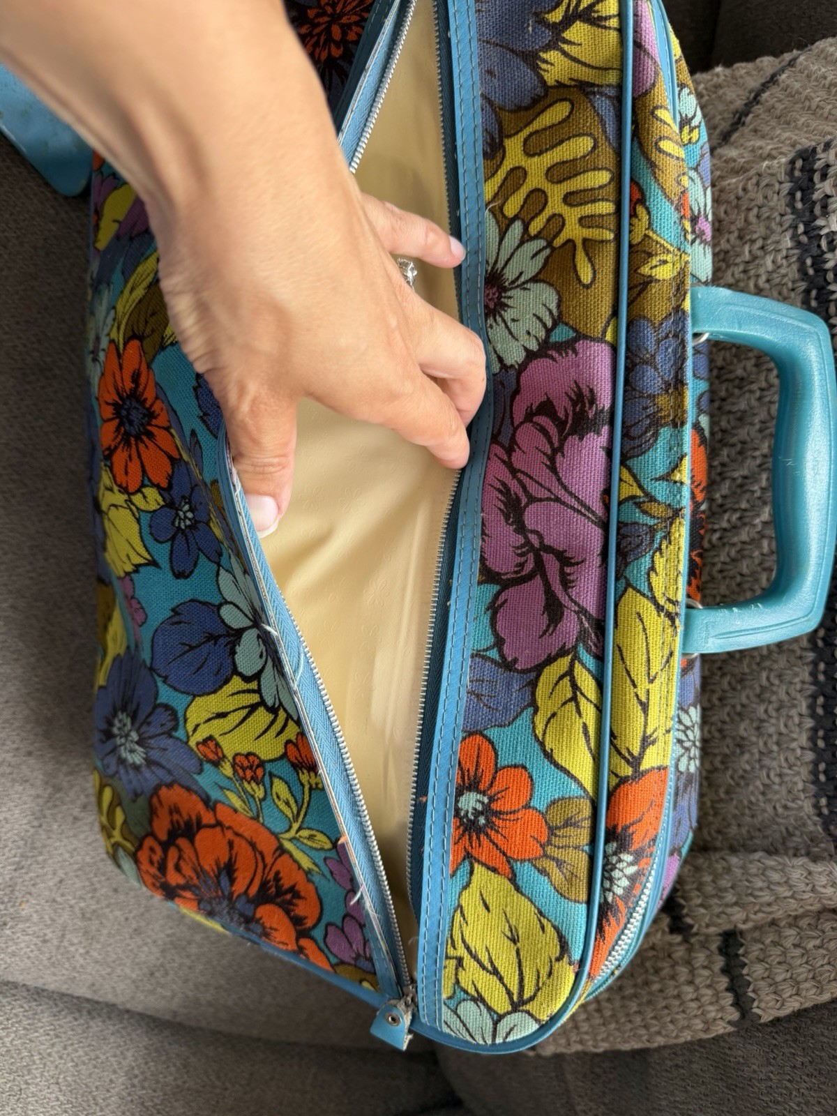 Vintage Retro Groovy Flower Power 60s/70s Bantam Travelware Suitcase