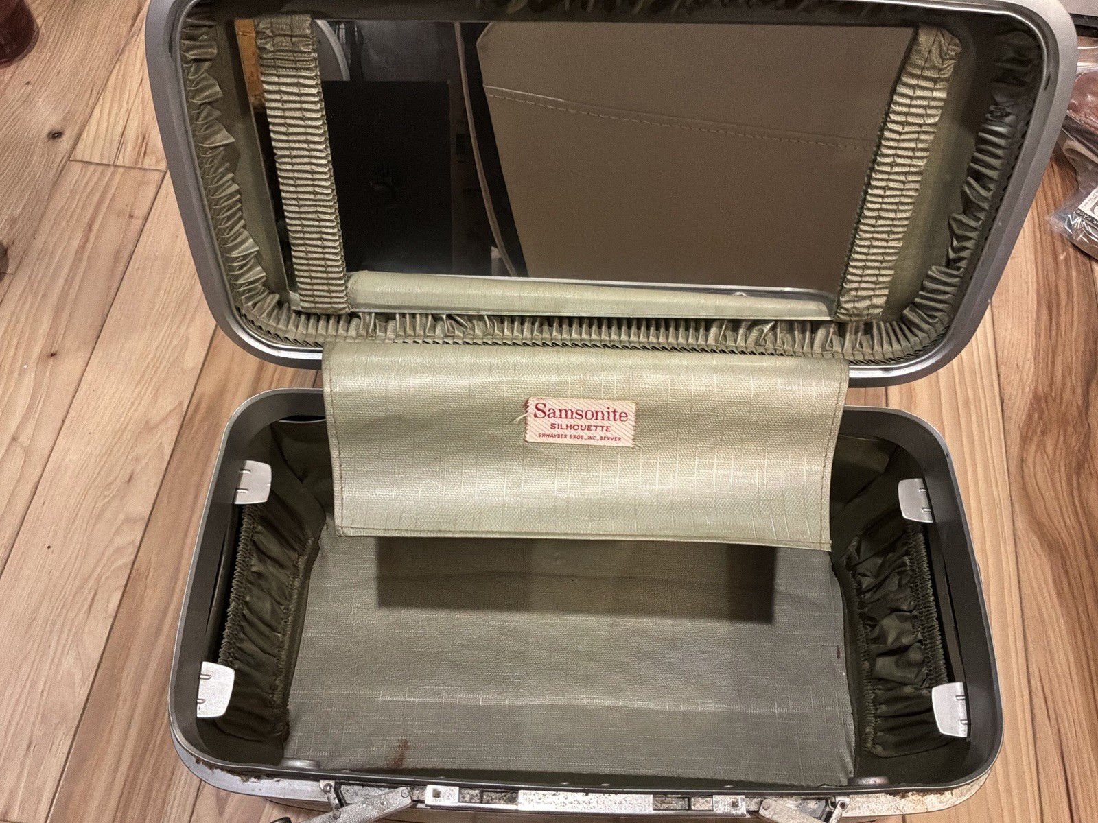 Vintage Samsonite Silhouette Olive Green Train Case Makeup Cosmetic Luggage