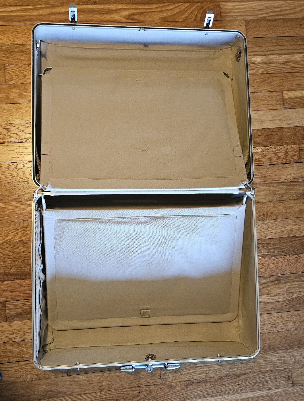 Vintage Halliburton 24x18x8” Hard Shell Aluminum Luggage Suitcase W KEY