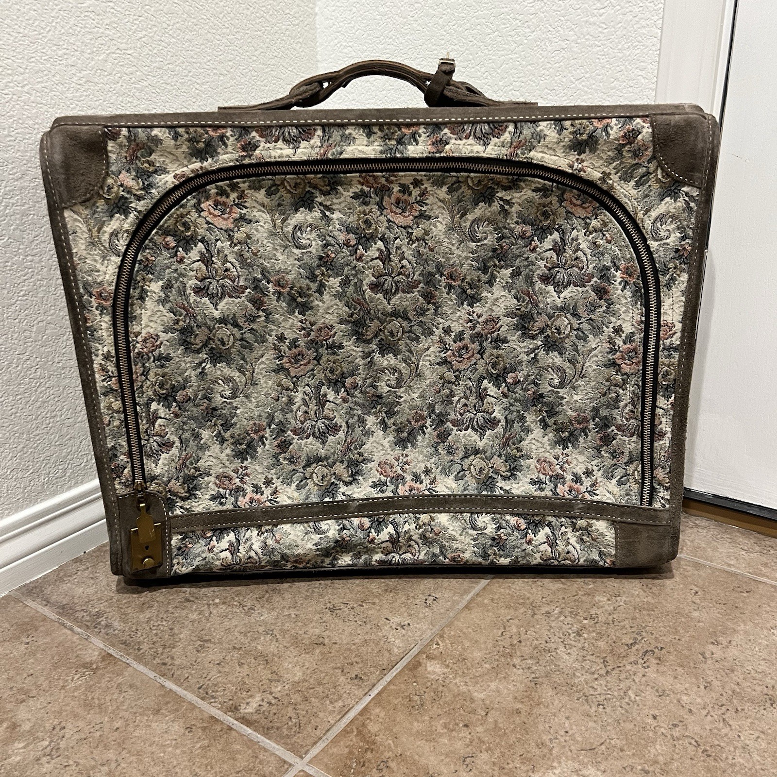 The French Leather Company VINTAGE luggage Set. Floral Pattern. All Have keys!