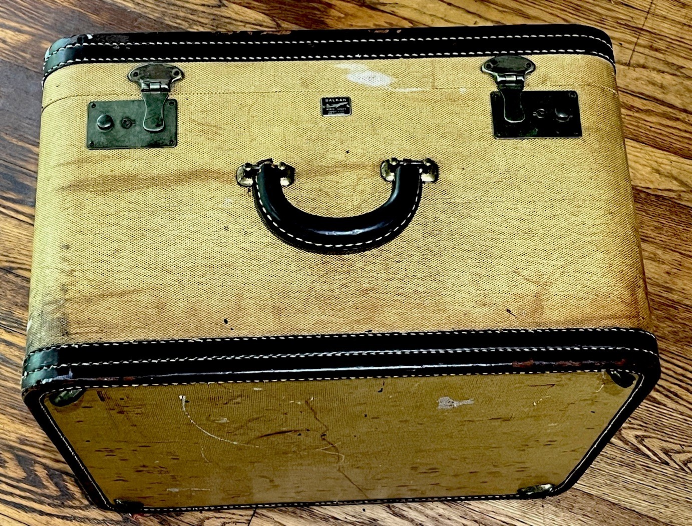 Vintage Mid Century Balkan hard Suitcase 18”x15”x11” Aero Light Luggage