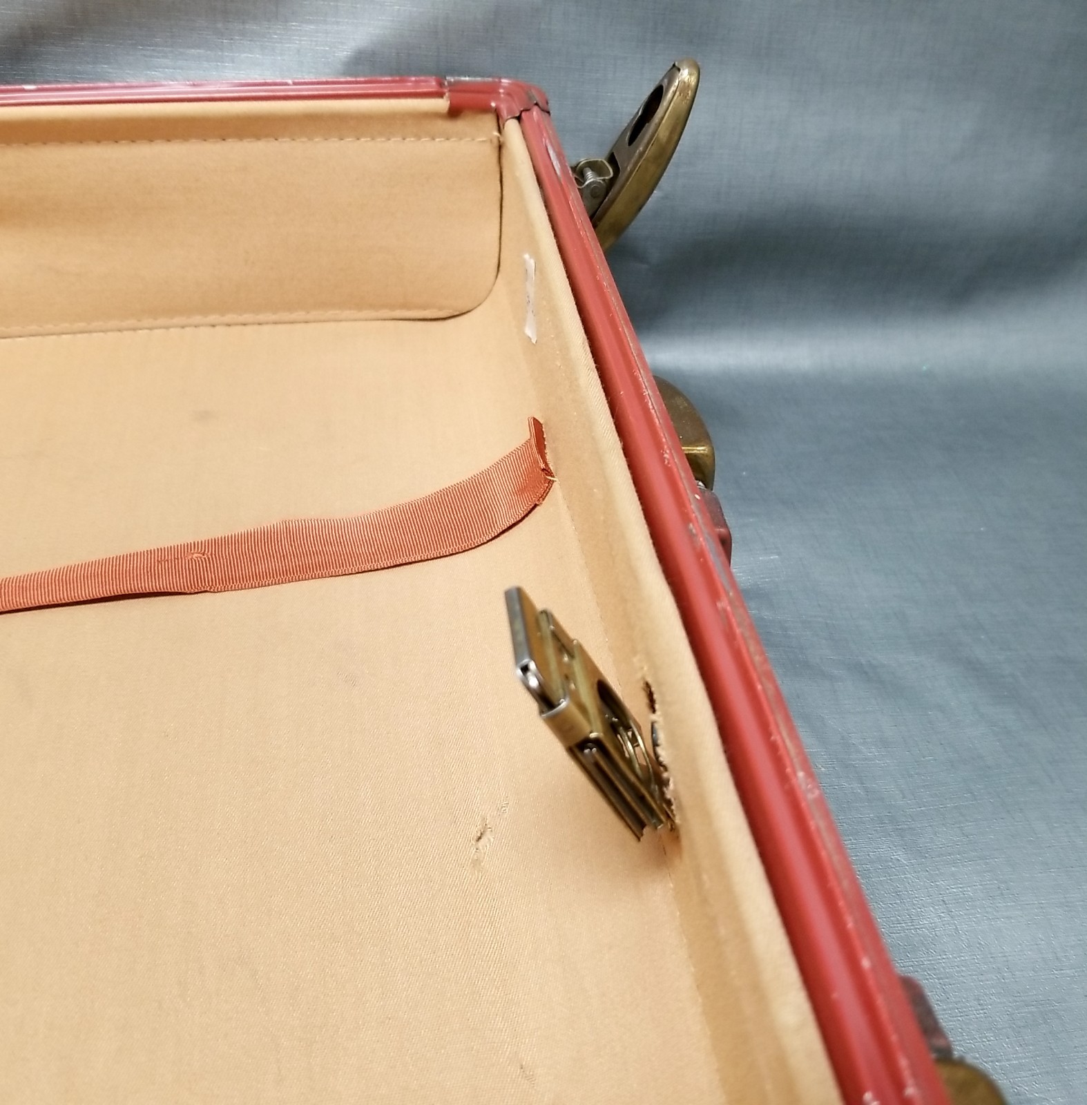 VTG Samsonite 21x7x15 Red/Brown Leather Suitcase w/Key Shwayder Bros