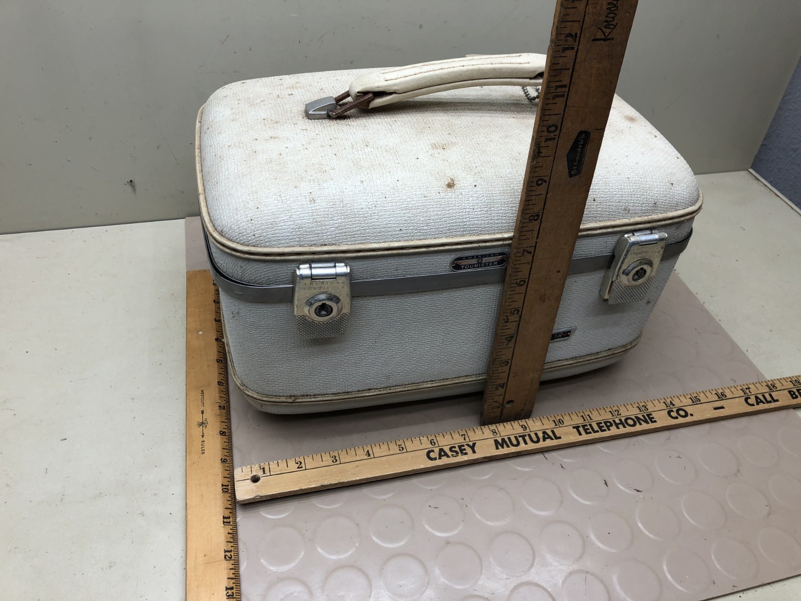 VINTAGE AMERICAN TOURISTER TRI TAPER FOOTED HARD SIDE TRAIN CASE w/ Key