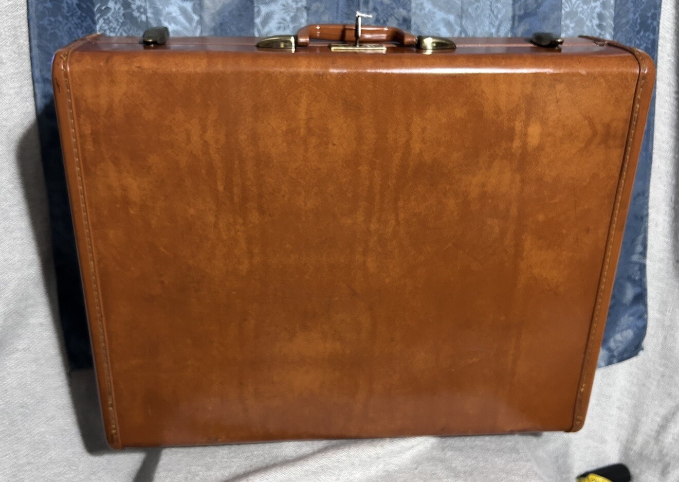Pair VTG 50s SAMSONITE SCHWAYDER Bros Leather STREAMLITE Suitcases 24” Keys Tags