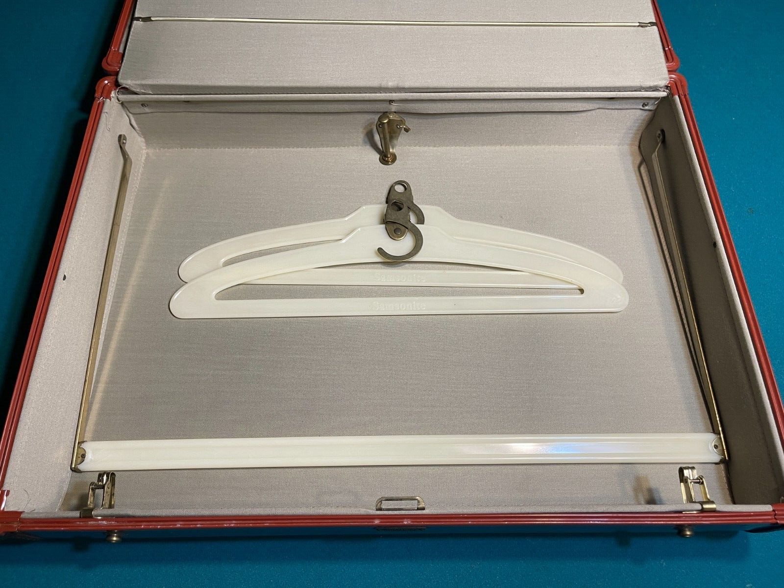 VINTAGE Samsonite 4935 Faux Leather Suitcase Luggage Gently Used Almost Mint