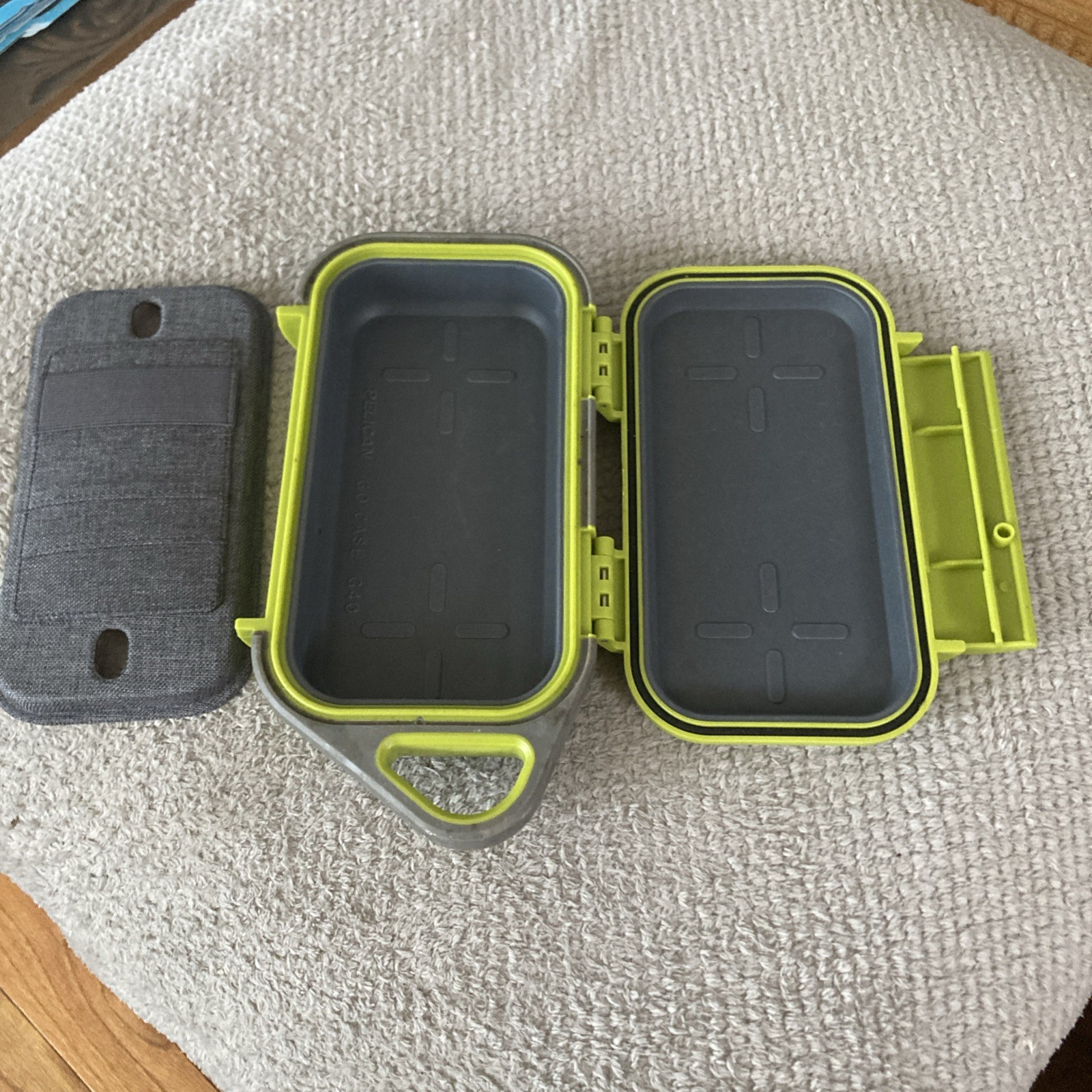 Pelican Go-Case G10 (G10)Great Condition Lime Green Gray With Handle And Insert