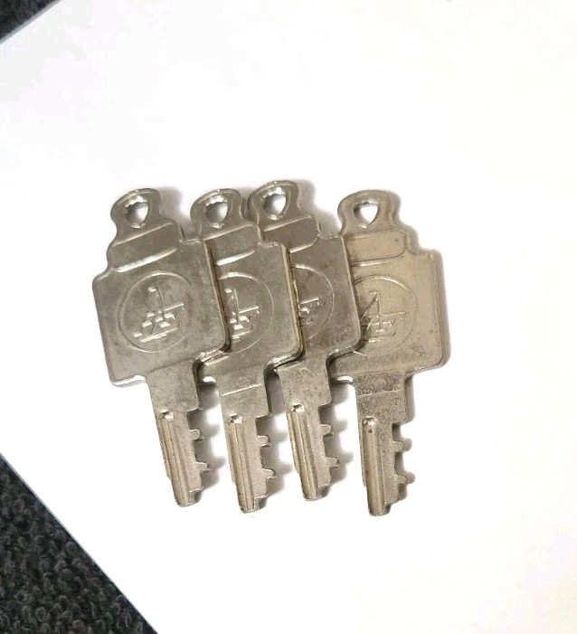 4 Vintage AMELIA EARHART Luggage Keys