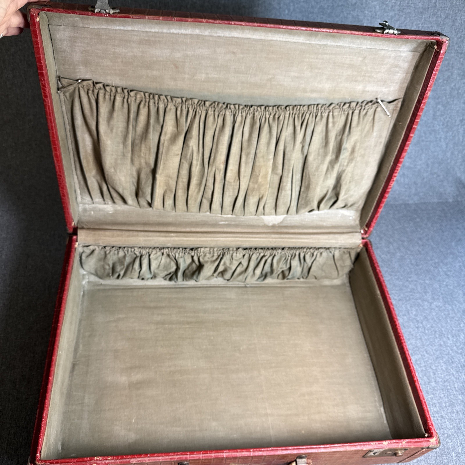 Vintage Red Leather Alligator Texture Suitcase Tan/Olive Interior MCM 21x14x6.5