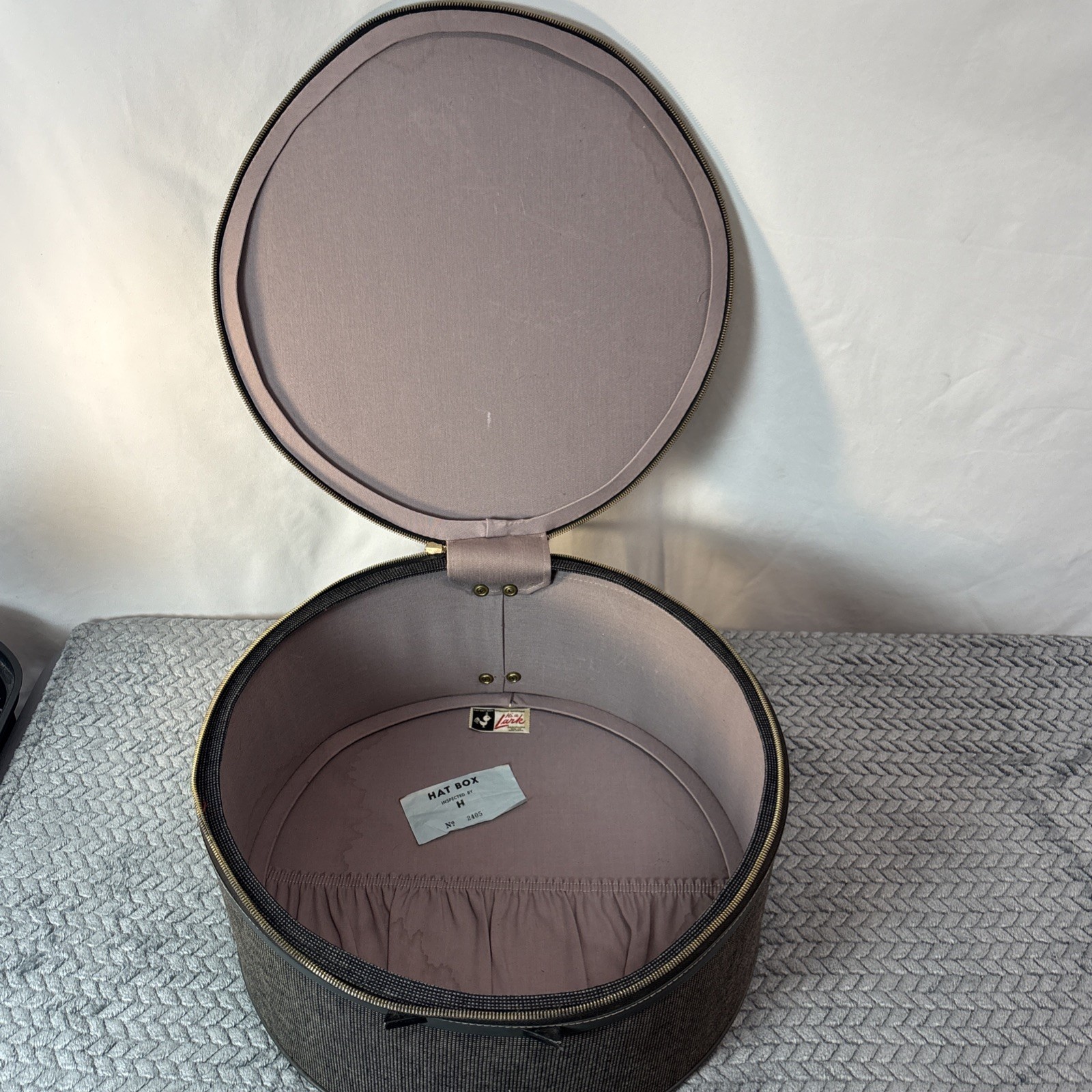 Vintage 40’s – 50’s LARK Hat Luggage Train Case With Key Gray Micro Check 16”