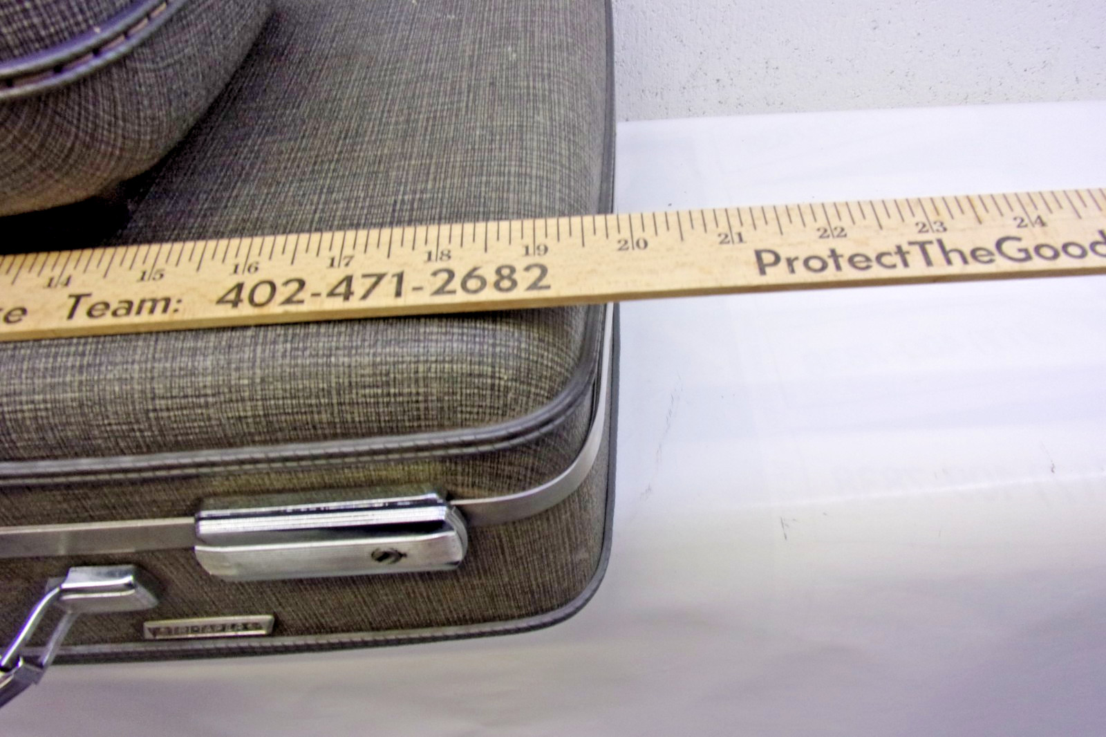 (2) Vintage American Tourister Tri-Taper train cases with textured exterior.