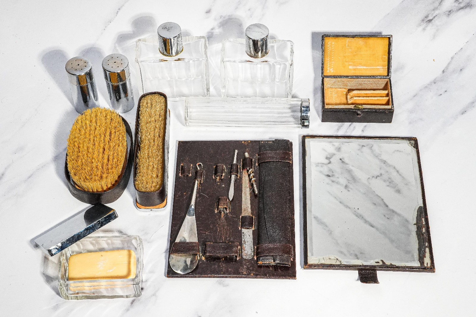 Amazing Antique Crocodile Leather Suitcase Luggage Home Decor Prop Toiletry Set