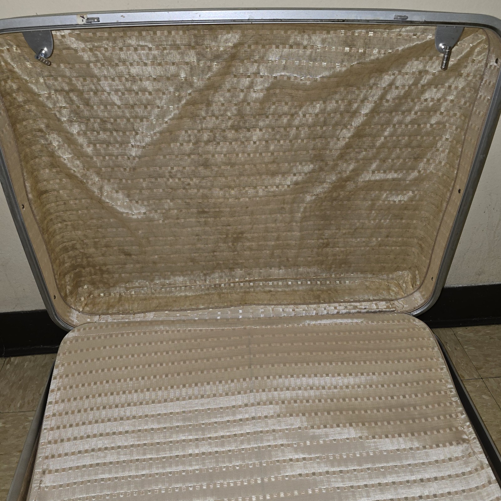 Vintage Samsonite Silhouette Cream/Ivory Suitcase 25″x19″x7″ w/ Lining